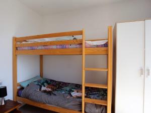 En eller flere køjesenge i et værelse på Studio lumineux 6 pers. balcon sud, proche pistes - FR-1-417-52