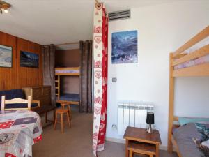 Appartement La Toussuire, 1 pièce, 6 personnes - FR-1-417-52にある二段ベッド