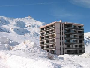 ラ・トゥッスイールにあるAppartement La Toussuire, 2 pièces, 4 personnes - FR-1-417-48の山前雪中の建物