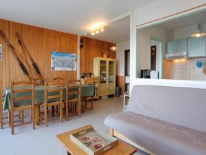 Appartement La Toussuire, 3 pièces, 6 personnes - FR-1-417-90にあるシーティングエリア