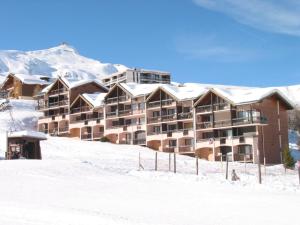 ラ・トゥッスイールにあるAppartement La Toussuire, 3 pièces, 4 personnes - FR-1-417-67の雪の中のホテルで、屋根が雪で覆われています。