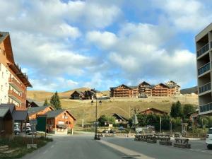 Cảnh núi rừng hoặc tầm nhìn ra núi từ nhà gỗ