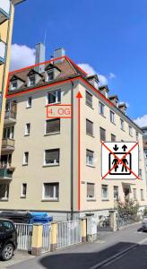 un bâtiment comportant deux panneaux sur son côté dans l'établissement Schickes Appartement in Residenznähe, à Wurtzbourg