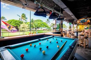 ホノルルにあるCastle at Waikīkī Grandのバーのビリヤード台