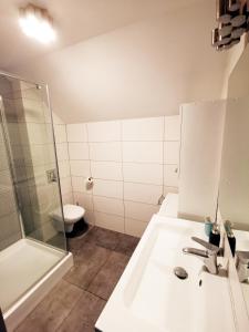 a bathroom with a sink and a shower and a toilet at Serce miasta -Mostowa Bydgoszcz in Bydgoszcz