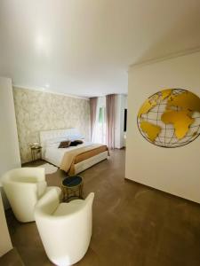 1 dormitorio con 1 cama y un globo en la pared en b&b THE WORLD, en Brindisi