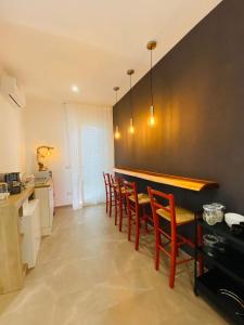 una cucina con tavolo e sedie in una stanza di b&b THE WORLD a Brindisi