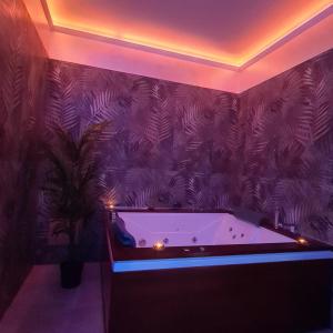 uma banheira num quarto com uma parede roxa em b&b THE WORLD em Brindisi