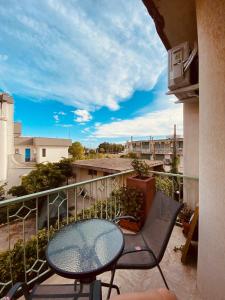 un patio con tavolo e sedie sul balcone. di b&b THE WORLD a Brindisi