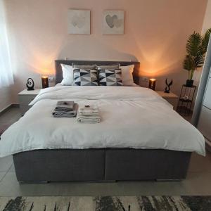 sypialnia z dużym łóżkiem z dwoma ręcznikami w obiekcie Afrodita apartment w mieście Vrdnik