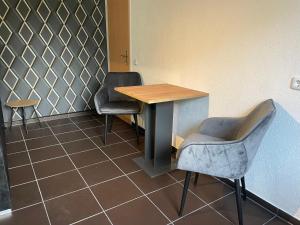 ein Wartezimmer mit 2 Stühlen und einem Tisch in der Unterkunft Ferienwohnung - Gästewohnung in Forst(Lausitz) in Forst