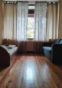 un soggiorno con divano e finestra di Prestranek Castle Estate a Postumia