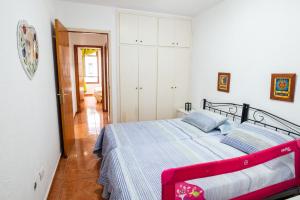 une chambre avec un lit avec une couverture bleue et blanche dans l'établissement Casa Sami, à Playa de las Americas