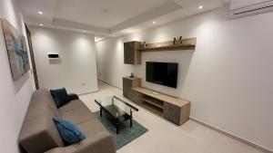 Lovely Apartment with Side Sea View TV 또는 엔터테인먼트 센터