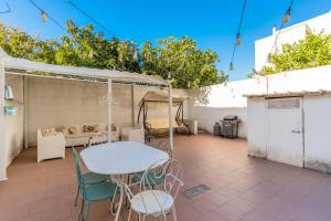 d'une terrasse avec une table, des chaises et un canapé. dans l'établissement Dimora Ines, à Parabita