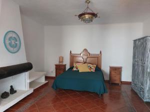 a bedroom with a bed and a chandelier at Apartamento La Maresía 3 in Caleta de Sebo