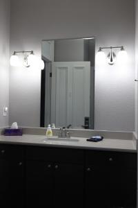 uma casa de banho com um lavatório e um espelho grande em Cornerstone Inn em Washington