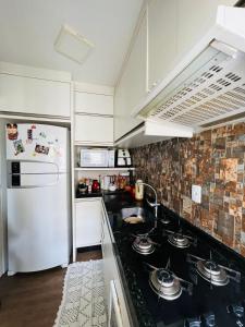 Η κουζίνα ή μικρή κουζίνα στο Apartamento 1 dormitório próximo ao mar em Balneário Camboriú