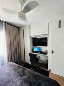 Μια τηλεόραση ή/και κέντρο ψυχαγωγίας στο Apartamento 1 dormitório próximo ao mar em Balneário Camboriú