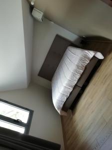 Zimmer mit einem Kissen auf dem Boden und einem Fenster in der Unterkunft Loarive in Saint-Gilles-les-Bains