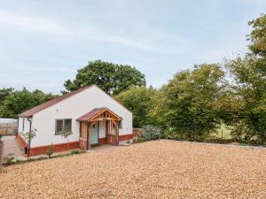 a detached cottage with a gravel driveway at Timadon Cottage in Chester