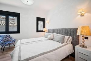 Postel nebo postele na pokoji v ubytování Puerto Banus luxurious apartment in the heart of the port