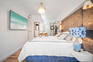 Postel nebo postele na pokoji v ubytování Puerto Banus luxurious apartment in the heart of the port