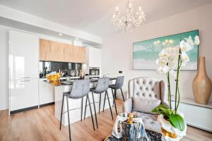 Kuchyň nebo kuchyňský kout v ubytování Puerto Banus luxurious apartment in the heart of the port