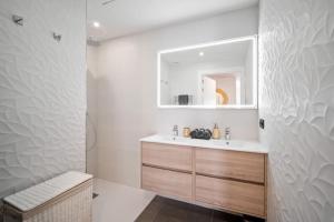 Koupelna v ubytování Puerto Banus luxurious apartment in the heart of the port