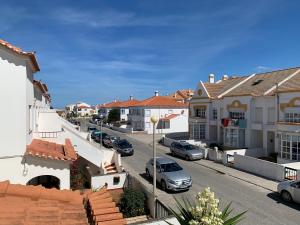 una vista de una calle en una ciudad con coches aparcados en Barardo Street en Baleal