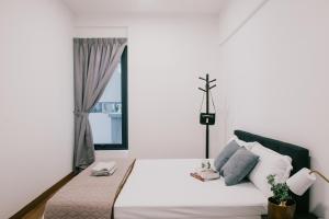 Timeless, 3BR Cityview by WStay @ Tropicana 218 Macalister في جورج تاون: غرفة نوم بسرير ابيض وعليها صليب +19 صورة