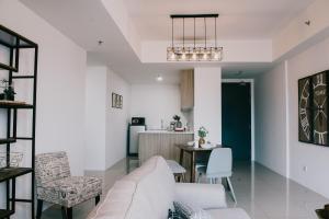 Timeless, 3BR Cityview by WStay @ Tropicana 218 Macalister في جورج تاون: غرفة معيشة مع أريكة وطاولة