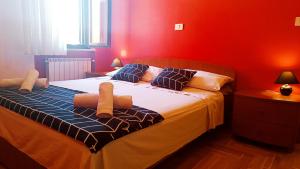 um quarto com uma cama grande e paredes vermelhas em Apartment Luna Pula em Pula