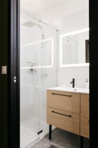 een badkamer met een douche en een wastafel bij Avenue Ferry in Libourne