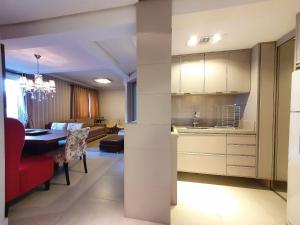 uma cozinha e sala de estar com uma mesa e uma sala de jantar em Ape St Petrus Centro Gramado em Gramado