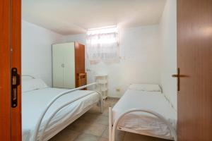 een kleine slaapkamer met een bed en een kast bij Appartamento Acquadolce in Torre Ovo