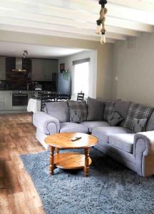 Posezení v ubytování Large Cottage, Beach, Pubs Shops, Netflix, BBQ, Dog Friendly + 36 fotografií