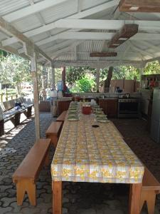 un grupo de mesas bajo un pabellón en una cocina en Casa en Diaguitas, en Vicuña