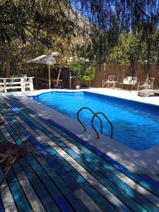 una piscina de agua azul en un patio en Casa en Diaguitas, en Vicuña