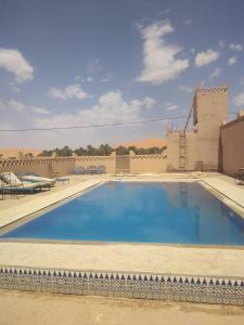Bazén v ubytování Hotel Riad Oasis nebo v jeho okolí