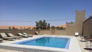 Bazén v ubytování Hotel Riad Oasis nebo v jeho okolí