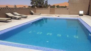 Bazén v ubytování Hotel Riad Oasis nebo v jeho okolí