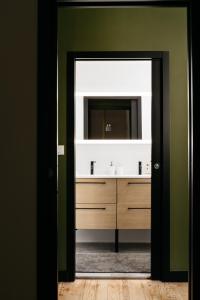 a bathroom with a sink and a mirror at Avenue Ferry in Libourne