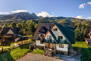 an aerial view of a house with mountains in the background at Rezydencja Skibówki in Zakopane