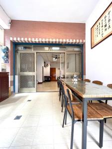 Un comedor con una mesa larga y sillas. en Haus 19, en Puli