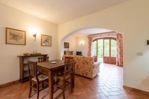 een woonkamer met een tafel en een bank bij Casale Falco Grande in Chiusi della Verna