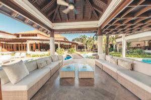 um pátio exterior com sofás e uma piscina em Maison Larimar-Walking Distance to the Marina at Casa de Campo em La Romana