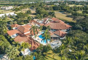 una vista aérea de un complejo con piscina y palmeras en Maison Larimar-Walking Distance to the Marina at Casa de Campo, en La Romana