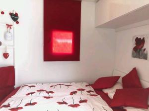 una camera da letto con un letto dipinto di rosso sul muro di Unser Ferienhaus a Lathum