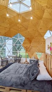 Postel nebo postele na pokoji v ubytování Glamping Reserva del Roble